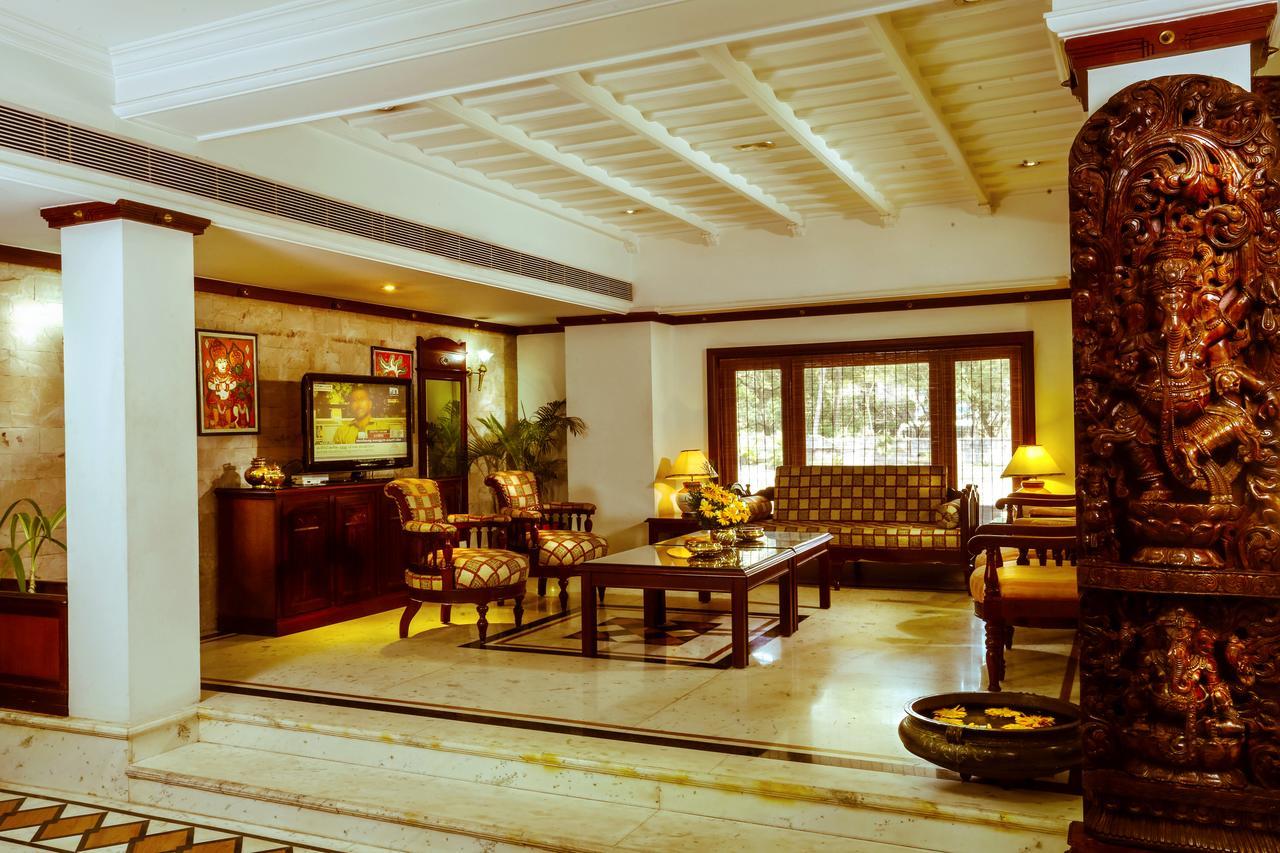Krishna Inn Гуруваюр Экстерьер фото