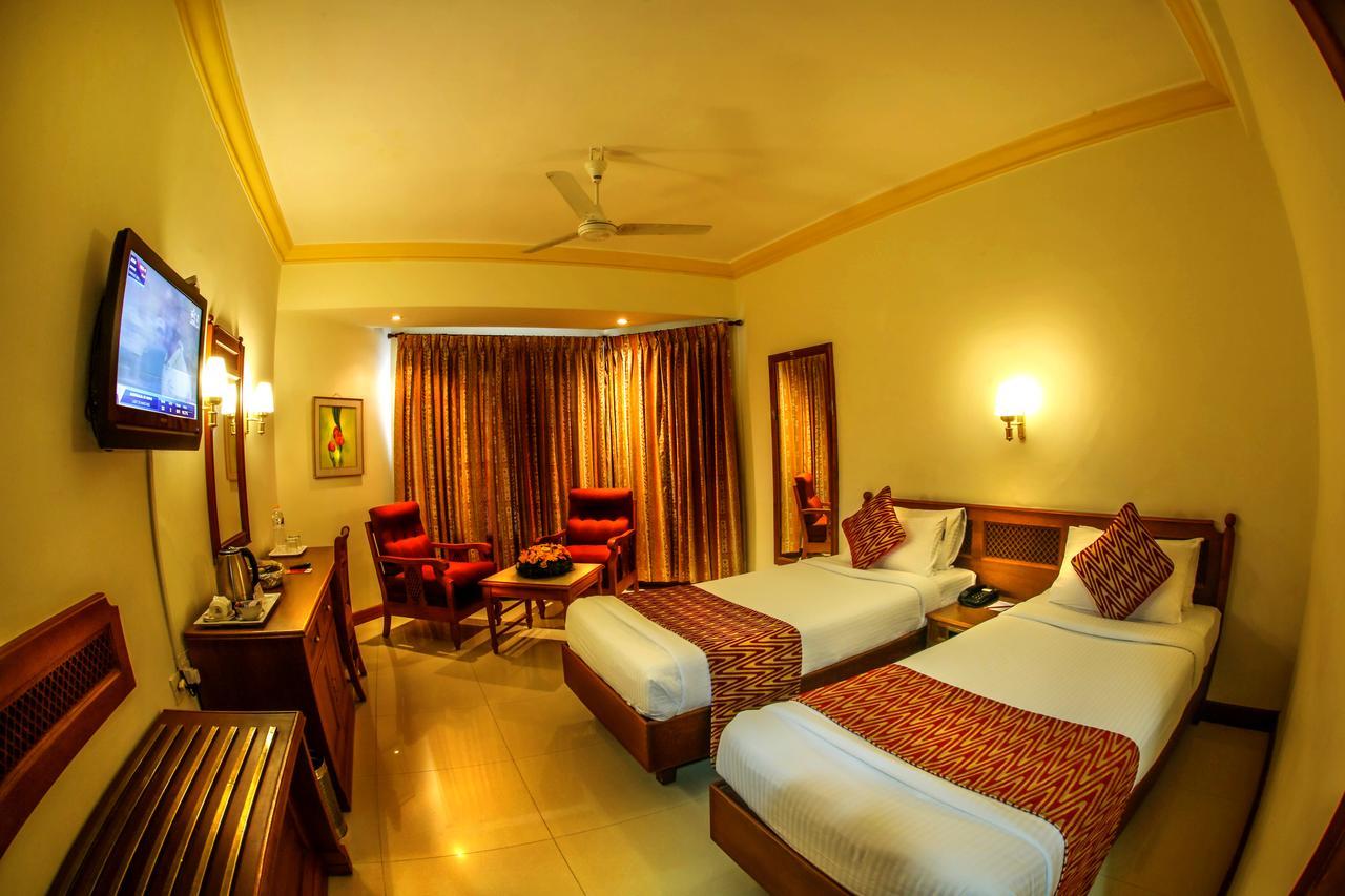 Krishna Inn Гуруваюр Экстерьер фото